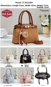 Detailed view of quilted handbag dimensions 25x10x17cm and organized inner zip compartments
