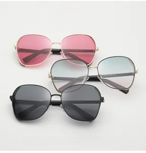 Détails de lunettes de soleil tendance à monture métallique en rose, violet et noir