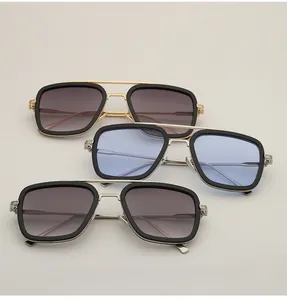 Detalle de gafas de sol aviador cuadradas vintage en tonos dorado, plateado y azul