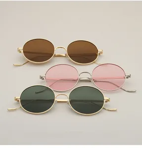 Occhiali da sole ovali retrò in marrone, rosa e verde scuro con montatura dorata