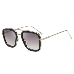 Gafas de sol cuadradas de doble puente en negro y plateado con lentes degradadas moradas