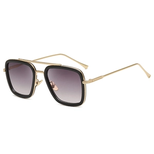 Gafas de sol de piloto retro con montura negra dorada y lentes grises degradadas