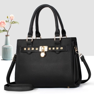 Elegante borsa a mano in pelle nera con motivo litchi, borchie dorate e tracolla rimovibile