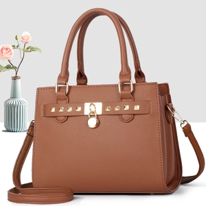 Borsa a mano marrone in pelle martellata con finiture dorate e tracolla rimovibile