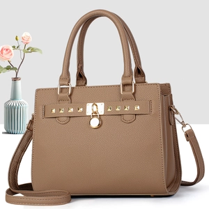 Borsa a mano da donna marrone in pelle martellata con chiusura dorata e tracolla rimovibile