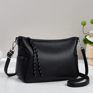 Grand sac cabas noir en cuir grainé avec pompon à pois et boucles métalliques argentées