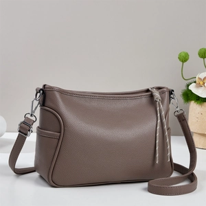 Sac cabas en cuir marron avec poche latérale et tirette de zip en corde tressée