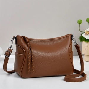 Grand sac cabas marron grainé avec boucles argentées et bandoulière réglable pour femmes