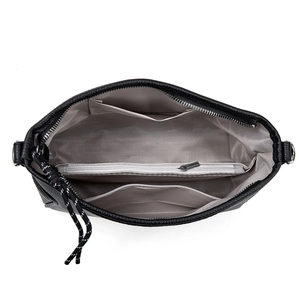Détail de l'intérieur d'un grand sac cabas en cuir noir avec doublure grise et poche zippée