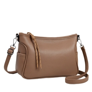 Grand sac cabas marron en cuir texturé avec cordon tressé et bandoulière
