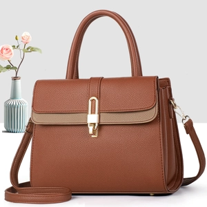 Elegante borsa marrone con motivo litchi, chiusura dorata e tracolla rimovibile