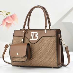 Conjunto de bolso de mano marrón con logo B dorado y bandolera de moda elegante