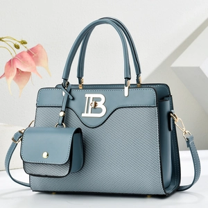 Bolso de mano azul en cuero y tweed con hebilla dorada y correa ajustable en base blanca