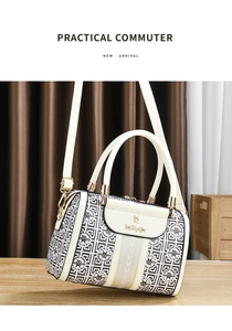 Detailansicht der weißen Boston-Tasche mit Muster, Tragegriffen und Goldbeschlägen