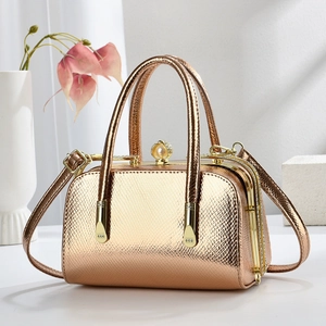 Pochette de luxe or rose avec texture serpent et fermoir en perle pour soirée élégante