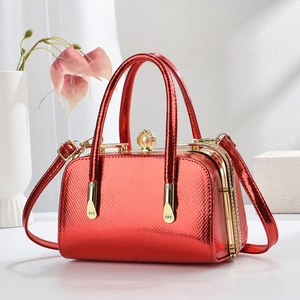 Sac à main élégant rouge texture croco avec grand fermoir perle et détails dorés