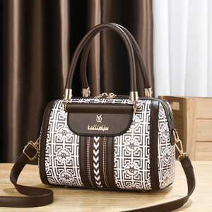 Braune Boston-Tasche aus Leder mit geometrischem Muster und verstellbarem Gurt