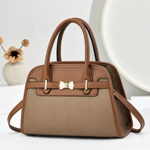 Sac à main minimaliste en cuir marron avec boucle nœud dorée et bandoulière amovible