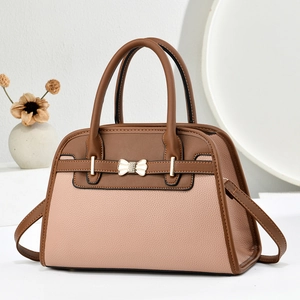 Sac à main chic en cuir bicolore avec fermoir nœud doré et bandoulière amovible