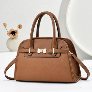 Sac à main classique caramel avec nœud doré et bandoulière pour un usage quotidien