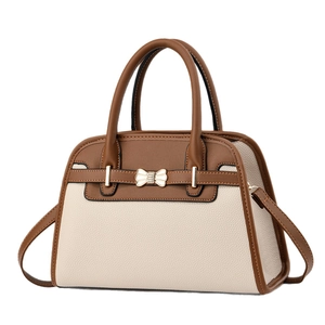 Sac à bandoulière minimaliste beige et marron avec nœud doré et texture cuir grainé