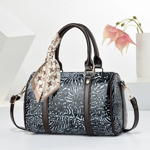 Sac Boston à motif floral noir et blanc avec poignées en cuir marron et foulard en soie