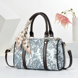 Sac Boston à motif floral crème et bleu avec lanières en cuir et foulard pied-de-poule