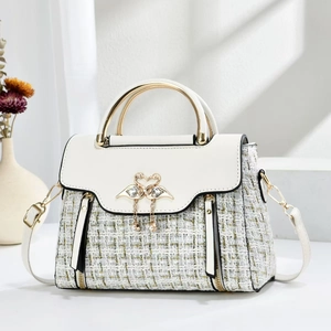Elegante cremeweiße Tweed-Handtasche mit goldenem Schwan-Herzverschluss und Perle