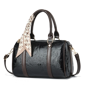 Grand sac Boston en cuir verni noir brillant avec foulard pied-de-poule et bandoulière