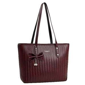 Sac cabas bordeaux tissé avec fines anses et pendentif nœud perlé sur fond blanc
