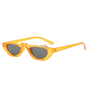 Lunettes de soleil œil de chat monture orange transparente et anneaux argentés sur fond blanc