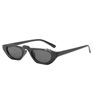 Lunettes de soleil œil de chat noires avec anneaux argentés et verres UV foncés