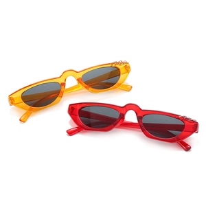 Deux lunettes de soleil œil-de-chat orange et rouge avec détails de chaîne argentée