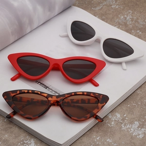 Lunettes de soleil œil de chat rétro avec charnières en métal blanc, rouge et écaille