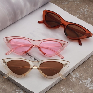 Trois paires de lunettes de soleil œil de chat vintage sur un magazine de mode chic