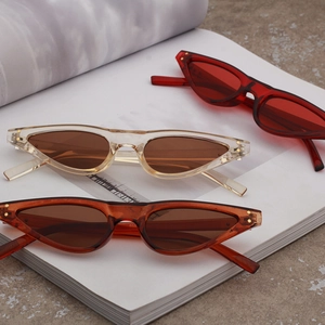 Vintage Cat-Eye Sonnenbrille mit Goldnieten in Rot, Champagner und Bernstein