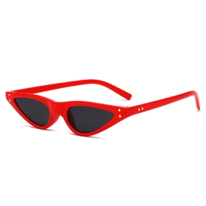 Vintage Katzenaugen Sonnenbrille in Rot mit schwarzen Gläsern und Goldakzenten