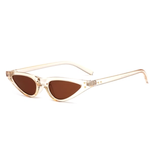 Retro-Cat-Eye-Sonnenbrille mit champagnerfarbenem Rahmen und goldenen Nieten-Details