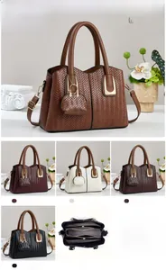 Detailansicht der gewebten Textur von Handtaschen und Zubehör in fünf Farben