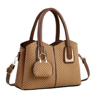 Braune Handtasche mit Fischgrätmuster, Kunstlederbesatz und Mini-Anhänger für Damen