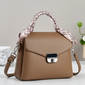 Sac à main en cuir litchi marron avec poignée en foulard de soie et fermoir argent