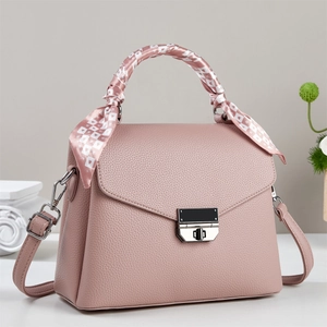 Sac à main rose en cuir grainé avec fermoir argenté et foulard en soie décoratif
