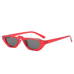 Cat-Eye-Sonnenbrille in transparentem Rot mit dunkelgrauen Gläsern und silbernen Metallringen