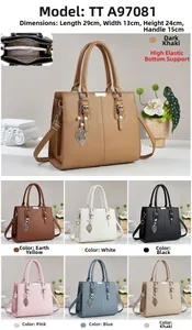 Détail du sac cabas A97081 en cuir grainé avec dimensions 29x13x24cm et pendentif feuille