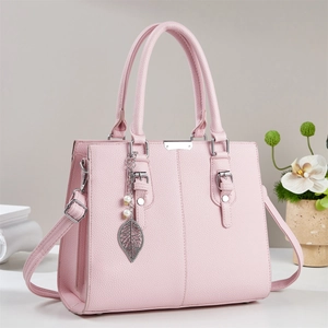 Sac à main rose texture litchi avec ferrures argentées et pendentif perle feuille