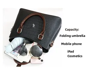 Vue intérieure montrant la grande capacité du sac à main noir à motif crocodile pour objets