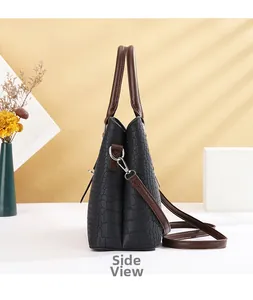 Vue latérale du sac à main noir motif crocodile avec poignées brunes et design accordéon