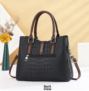 Vue arrière du sac à main noir motif crocodile avec bandoulière marron et poche zippée