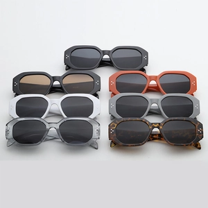 Plusieurs couleurs de lunettes de soleil polygonales avec rivets argentés sur fond blanc