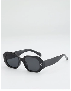 Détail de lunettes de soleil hexagonales noires avec rivets métalliques à trois points
